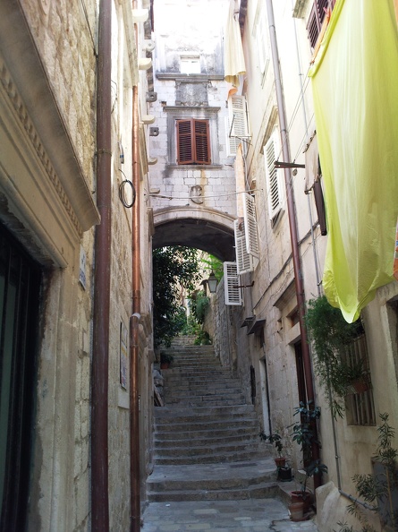 Passage haut dans une ruelle de Dubrovnik. Schacke Frederic