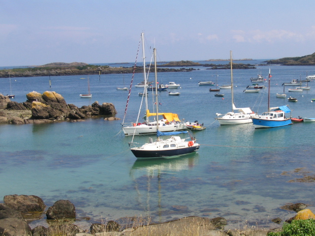 Tranquille ancrage dans les îles Chausey. Les Iles Chausey