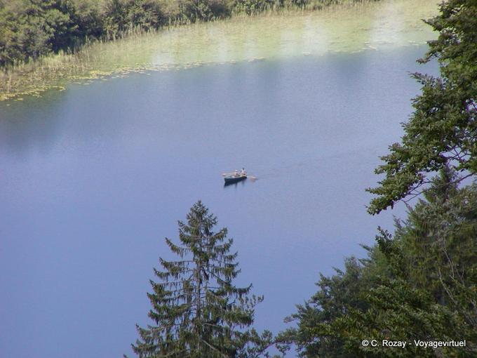 Barque sur le lac du Grand Maclu, Jura, Franche-Comté - France