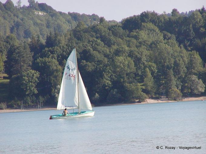 Voilier sur le lac de Chalain, Jura - France