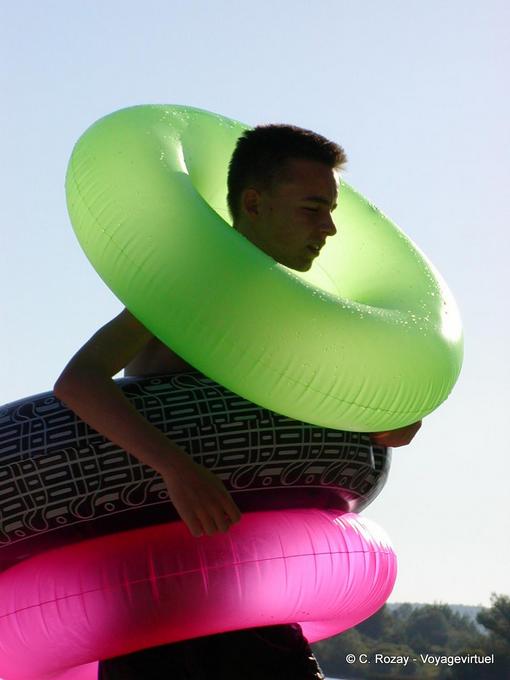 Bouées colorées en prévention, Plage du lac de Chalain, Jura - France