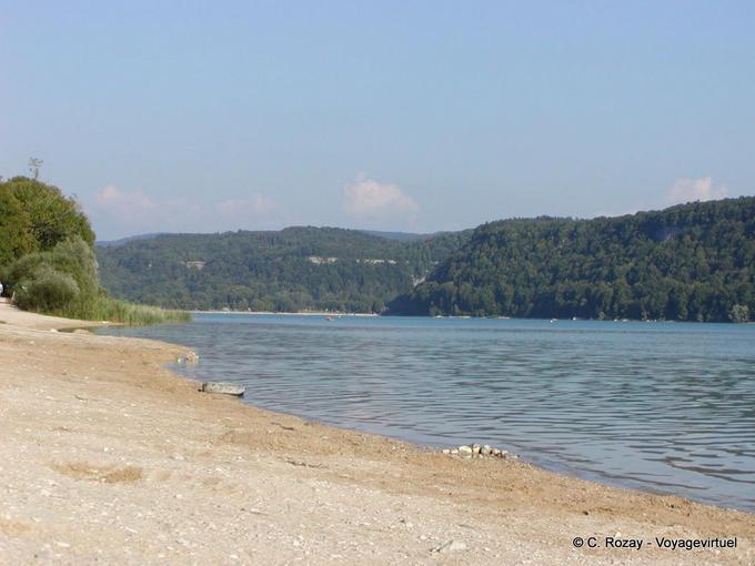 Une des plages du lac de Chalain, Jura - France