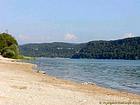 Une des plages du lac de Chalain, Jura, France.