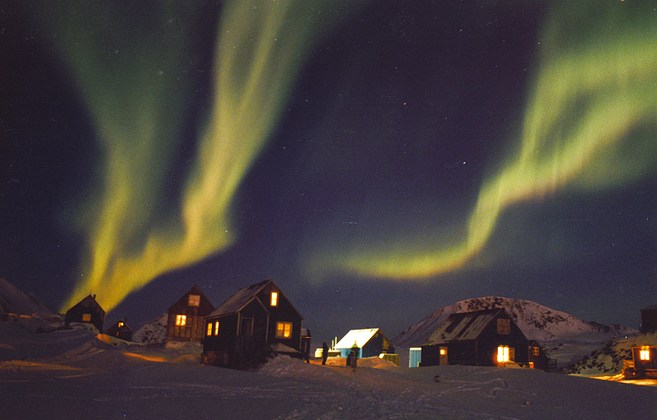 Aurore boréale au Groenland
La photo d'une participante au concours Hiver qui nous montre une superbe aurore boréale, photo prise en  février 2003, au cours d'un voyage à Kulusuk (côte est du Groenland)
Mots-clés: Kulusuk Groenland aurore_boreale
