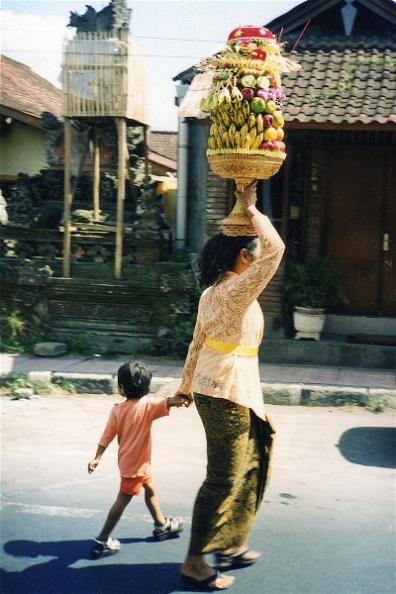 Une balinaise en train d'apporter ses offrandes au temple familial, scène fréquente sur les routes de l'île. Bali
Mots-clés: Bali