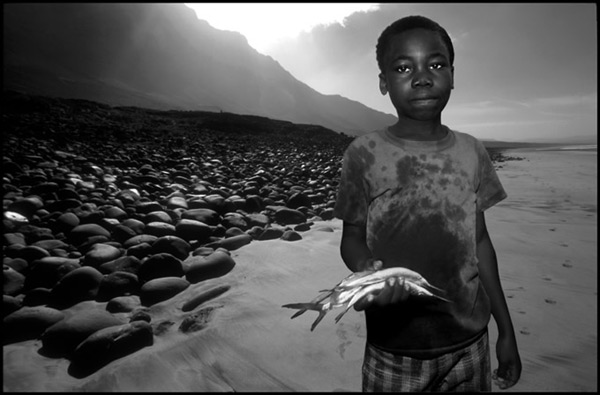 Offrande Haiti
Un petit Haitien m'offre du poisson 
Mots-clés: Haiti plage poissons pêche enfant