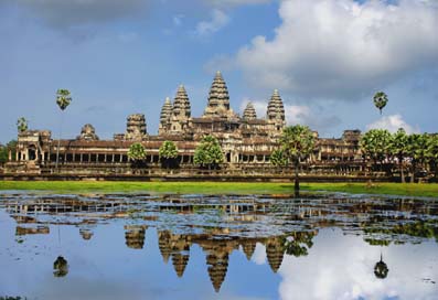 Angkor Vat,  le plus grand temple du site d'Angkor.
Angkor Vat est le plus grand temple du site d'angkor, il est photographié ici se reflétant dans le bassin jouxtant l'allée principale de 250m de long.
Mots-clés: Angkor