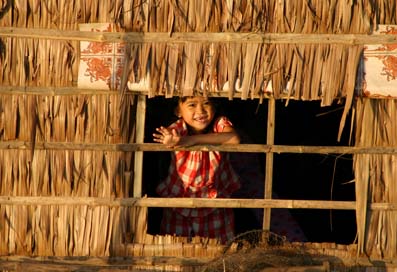 Bonjour, sourire et coucou d'un enfant depuis la lucarne de son habitation précaire sur un village flottant sur le Tonle Saep à Phnom Penh
Mots-clés: Tonle-Saep Phnom-Penh