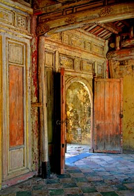 Mausolée à Hué
Instant privilégié que cette belle lumière sur le bois coloré de cette porte
Mots-clés: mausolée Hué