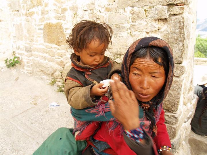 Port d'enfant dans le dos, couleurs du Tibet
Mots-clés: Tibet