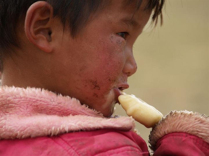 Visage d'enfant suçant une glace, couleurs du Tibet
Mots-clés: Tibet