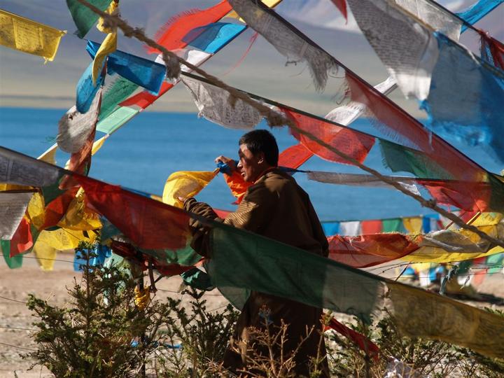 Méditation entre les étoffes flottant dans le vent, couleurs du Tibet
Mots-clés: Tibet