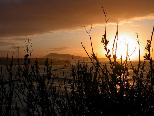 Baie de St Jean de Luz, Coucher de soleil
Paysage du sud-ouest de la france, Bord de l'ocean atlantique, Photo de mars 2004, Baie de St Jean de Luz,  Couché de soleil
Résolution d'origine : 2960x1920
Appareil : Nikon Coolpix E5700, sans filtre ni retouche, couleur nature
Mots-clés: couché soleil jean luz sud ouest france