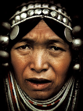 Femme de tribu Akkha, Thailande
Parure étincelante des femmes Akha coiffées de bonnets en boules d'argent ornée de pièces étrangères.
Mots-clés: Thailande