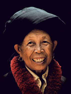 Femme de tribu Yao, Thailande
La femme Yao se pare de broderies et de métal. En rouge et noir, une séduction exquise.

Mots-clés: Thailande