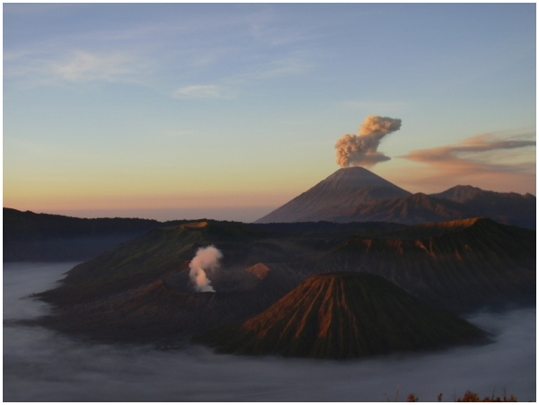 Volcans en Indonésie
Lever de soleil sur la vallée et les volcans en activité du Mont Bromo sur l'île de Java, en Indonésie
Mots-clés: Bromo Java Indonésie