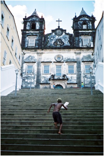 Salvador de bahia
Enfant courant dans les marches d'une vieille église d'un des quartiers populaires du Pelourinho de Salvador de Bahia.
Mots-clés: Pelourinho Salvador_de_bahia Bresil