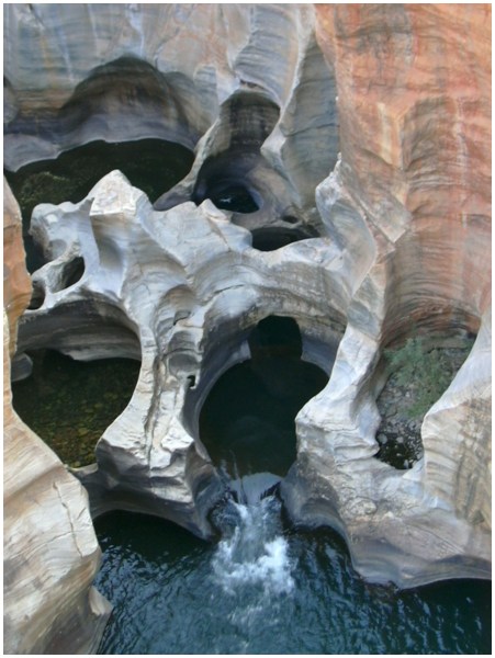 Bourke's Luck Potholes d'Afrique du Sud
Dans la province du Mpumalanga, au coeur de Blyde River Canyon, marmites creusées dans la roche par les cours d'eau
Mots-clés: Afrique_du_sud Mpumalanga Blyde_River_Canyon Potholes