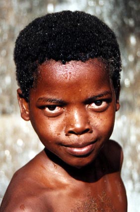Enfant devant la cascade de Soulou - Mayotte juin 1995
Mots-clés: Tsingoni Mayotte enfants portraits océan-indien