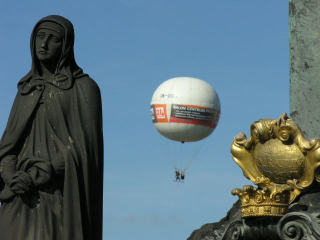 Envol de ballon entre les statues, Prague - Octobre 2006
Mots-clés: Prague