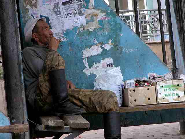 Quand on arrive en ville !
Nomade mongol à l'arrêt d'un bus à Ulan Batoor
Mots-clés: Mongolie