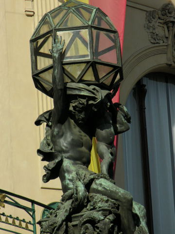 Statue portant le monde symbolisé, Prague - Octobre 2006
Mots-clés: Prague