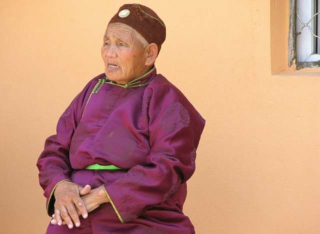 Vielle femme se reposant dans un temple
Après une cérémonie dans un temple à Ulan Batoor
Mots-clés: Mongolie