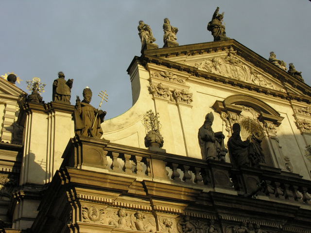 Ensemble de statues sur un édifice pragois, Prague Octobre 2006
Mots-clés: Prague
