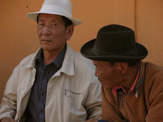 Chapeaux
le banc d'à côté, dans un temple à Ulan Batoor
Mots-clés: Mongolie