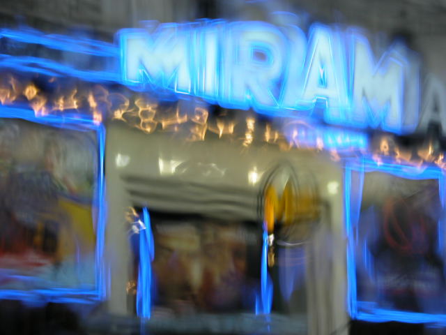 Place Montparnasse, d'un taxi un soir de puie - Avril 2005
A travers la vitre couverte de gouttes de pluie, aucun effet particulier, sauf la vitesse du taxi, ouverture et vitesse normales.
