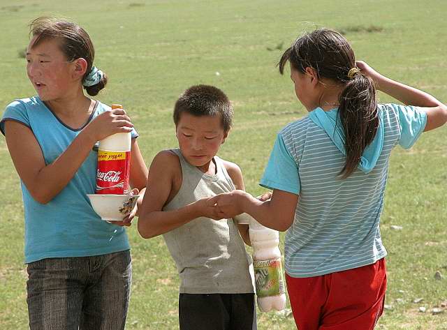 Enfants mongols
Enfants vendant du lait de jument fermenté au bord d'une route
Mots-clés: Mongolie
