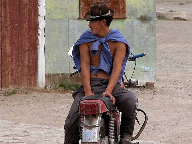 Autre façon de monter ! Autre rencontre mitigée
quelque part en Mongolie
Mots-clés: Mongolie