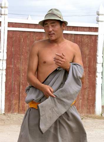 Sortie quelque peu débraillée !
A la sortie d'un débit de boisson, le copain des deux autres
Mots-clés: Mongolie