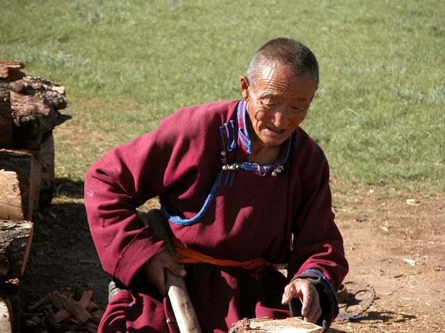 Vieil homme coupant du bois
Au bord du lac Khovsgol
Mots-clés: Mongolie