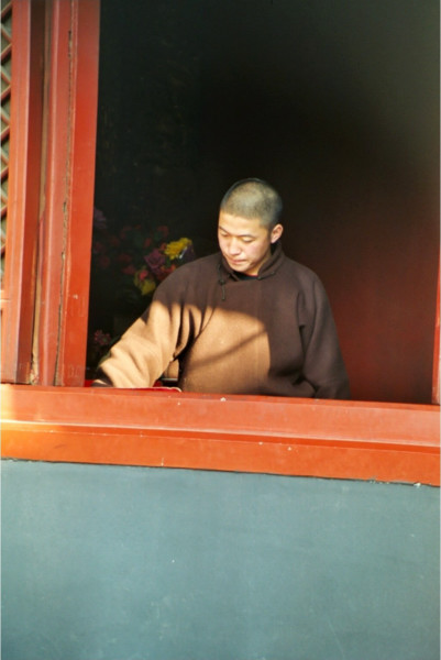 Chine Un bonze à sa fenêtre
Chine du nord - Novembre 2002
Mots-clés: Chine