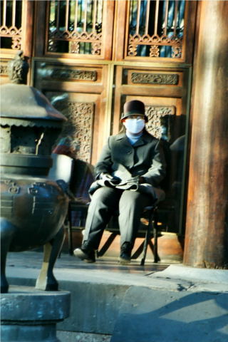 Chine Le masque
Devant la porte Chine du Nord - Novembre 2002
Mots-clés: Chine
