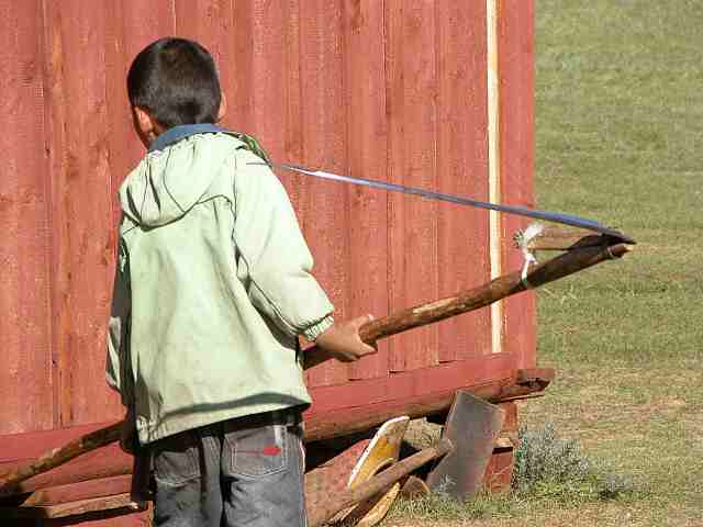 Enfant à la faux
Enfant ramenant la faux de son père près de la geir
Mots-clés: Mongolie