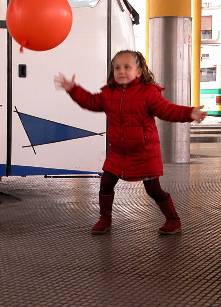 Séville - Gare Routière - Petite inconnue en rouge - Décembre 2005
Mots-clés: Seville