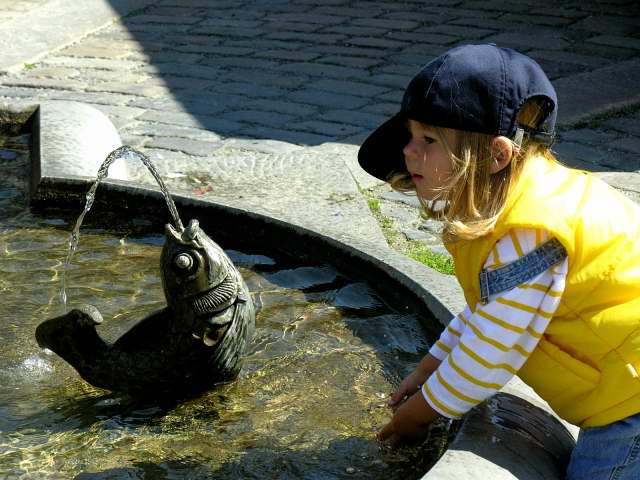 Ystad, enfant et fontaine - Suède Août 2006
