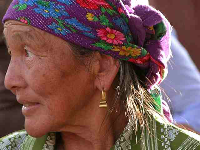 Vieille femme mongol
Dans un temple à Ulan Batoor
Mots-clés: Mongolie