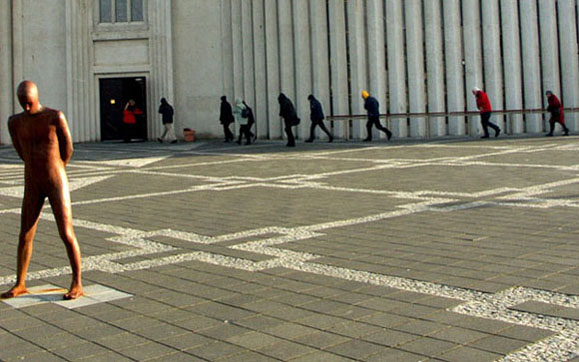 Bande à part  Reykjavik (Islande)
Photo réalisée à l'entrée d'une église de Reykjavik (Islande), courant octobre 2004, par un temps glacial.

Mots-clés: Reykjavik