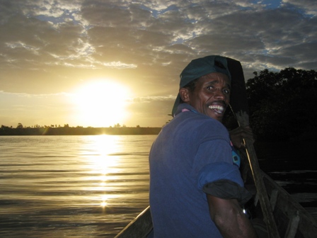 Mouss au coucher de soleil sur le canal des Pangalanes, Madagascar
Coucher de soleil pendant notre excursion en pirogue sur le canal des Pangalanes, avec en premier plan Mouss, notre piroguier toujours souriant.
Mots-clés: Madagascar Pangalanes