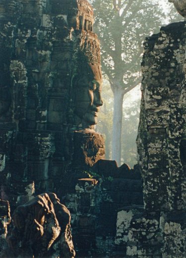 Temple du Bayon - Angkor - Cambodge
Lever de soleil sur les temples millénaires d'Angkor, au Cambodge. 
Mots-clés: Angkor Cambodge temple