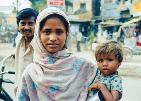 Inde - Varanasi
Une mère et sa fillette dans les rues de la ville sainte de Varanasi., en Inde.
Mots-clés: Inde Varanasi