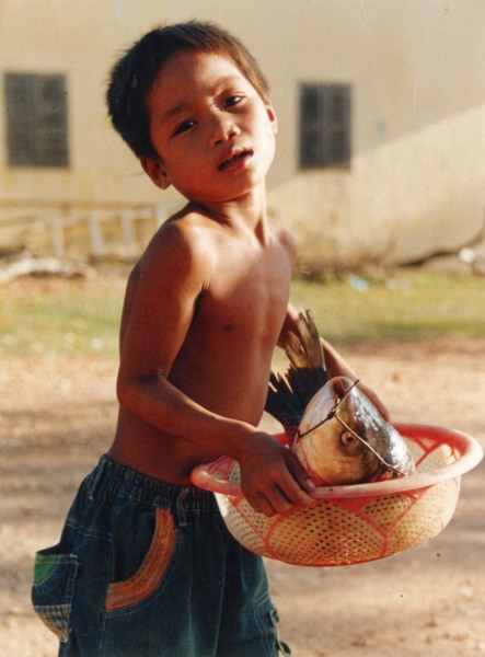 Enfant du Cambodge.
Un enfant des rues de Phnom Penh, à la tombée du jour. 
Mots-clés: Cambodge Phnom Penh enfant