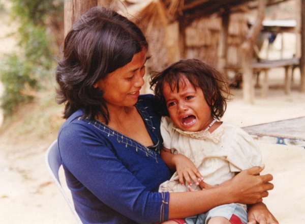 Habitantes d'un village Cambodgien. Cambodge
 La mère tentait de rassurer sa fillette, effrayée par mon appareil photo et peu habituée à ce genre de rencontre ! 
Mots-clés: Cambodge enfant