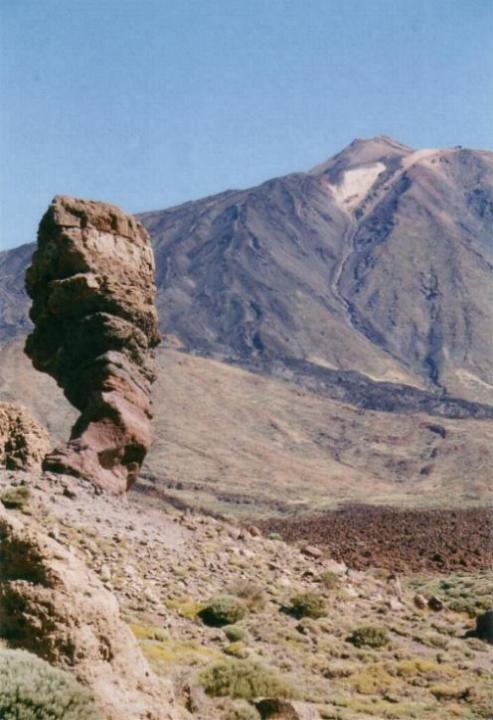 Le Teide 1
Photo prise en juillet 2000 sur l'île de Ténérife. Photo du Teide en arrière plan avec l'arbre de pierre au premier plan. 
Mots-clés: Tenerife Teide