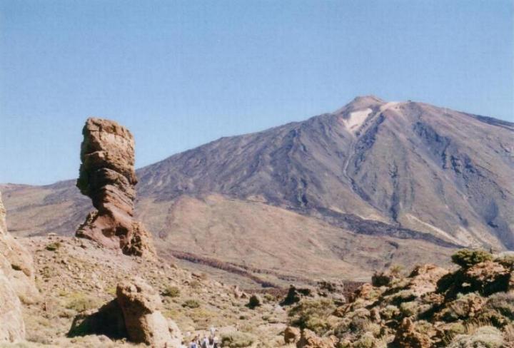 Le Teide 2
Photo prise en juillet 2000 sur l'île de Ténérife. Photo du Teide en arrière plan avec l'arbre de pierre au premier plan.
Mots-clés: Teide Tenerife