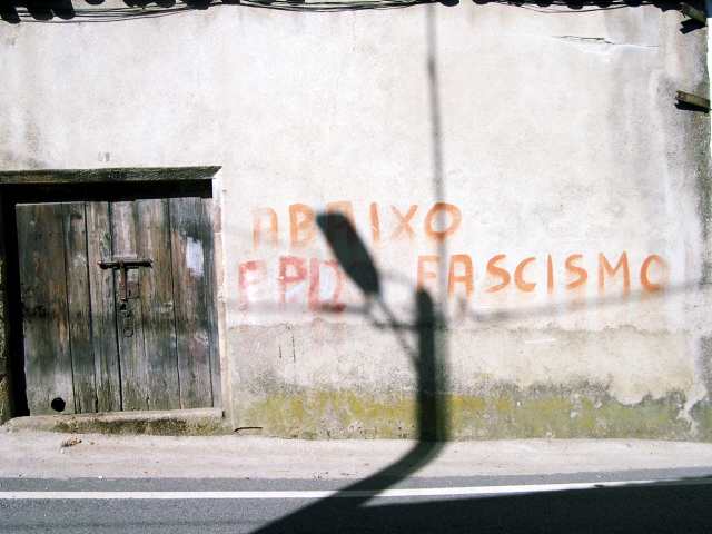 graph universel
s'exprimer est un réel besoin, à n'en pas douter!
Mots-clés: tag graffiti mur portugal couleur fascisme