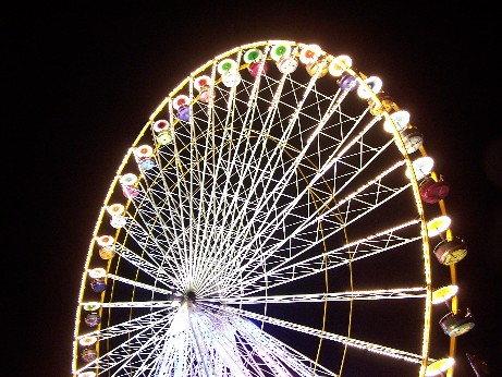 Grande roue arrêtée, Lorient
Je voulais la prendre en 30" pendant qu'elle tourne mais elle s'est arrêtée, pas grave, c'est joli quand même !
Mots-clés: grande-roue Lorient